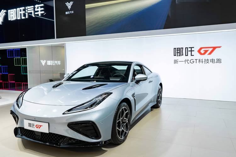 重庆256哪吒汽车在智能汽车领域的表现，领途汽车在新能源汽车市场中的影响力